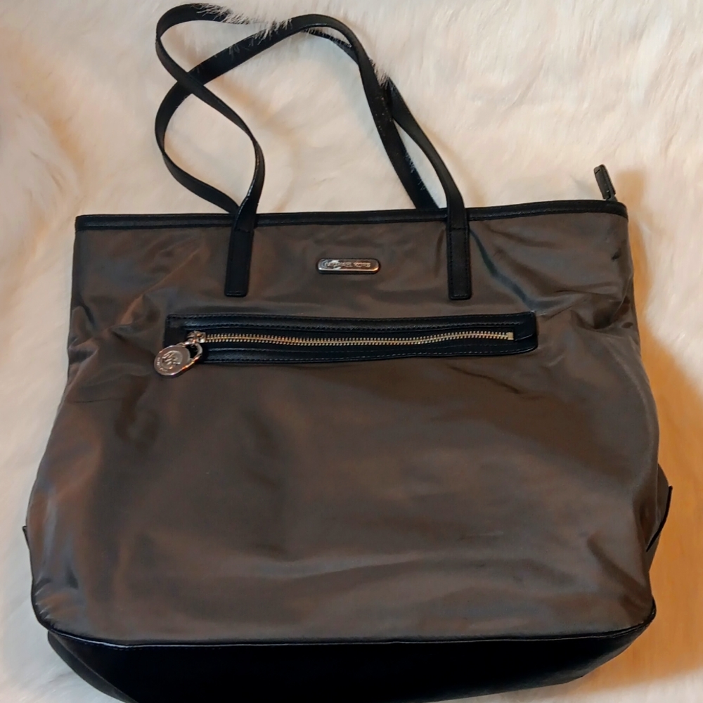 Michael Kors Grey/Blk Tote Bag with Pouch